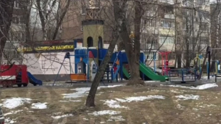 В Люберцах поставили пивную «наливайку» на детской площадке