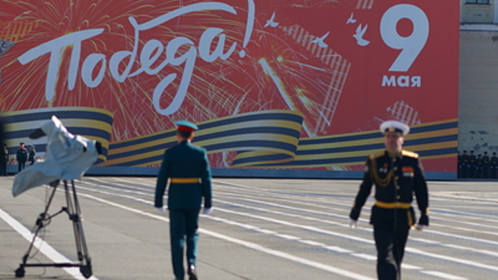 Как это развидеть?: Знамя Победы над Рейхстагом раскрасили в цвета гомосексуалистов