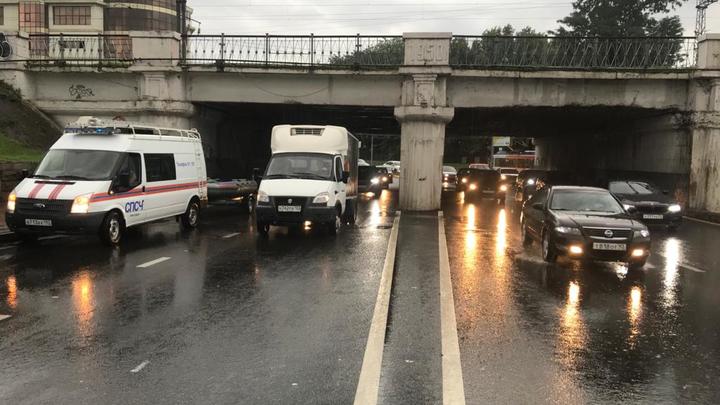 В Краснодаре на улице Переходной дежурит водооткачивающая техника