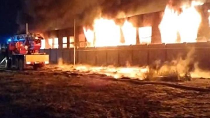 В Таганроге произошел крупный пожар на складе с автомобильными покрышками
