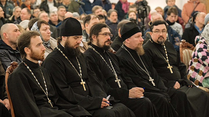 Лишить таинства и разобщить: Что стоит за попытками забыть церковнославянский язык
