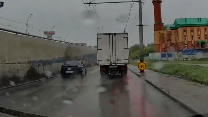 Багровые реки Новосибирска: Тайна «красной жижи» на дорогах разгадана?