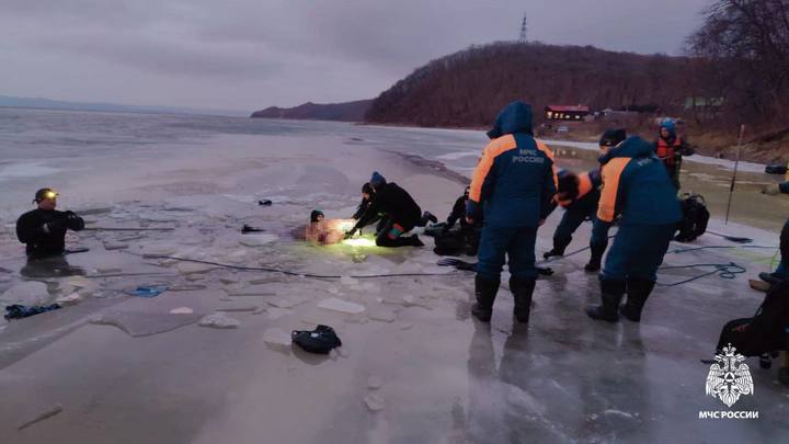 В Приморье внедорожник провалился под лед, семейная пара погибла