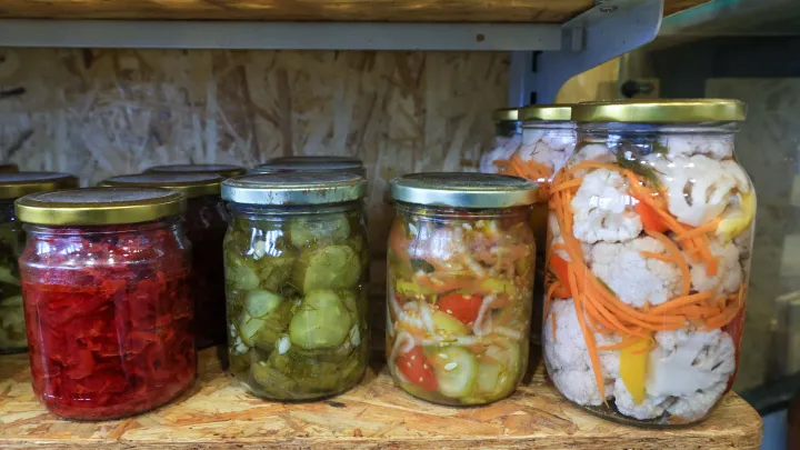 Жители Россию скупают банки для закруток. К чему-то готовятся? Эксперт объяснил