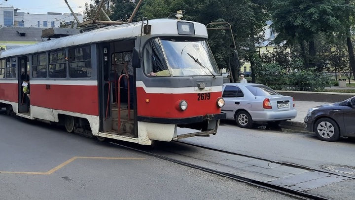 Спектакль В Москву играют актёры в нижегородском трамвае