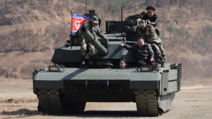 Ким Чен Ына с дочерью сфотографировали во время поездки на новейшем танке