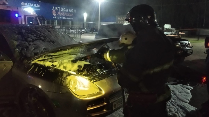 В Муроме на Владимирском шоссе вовсю полыхала легковушка