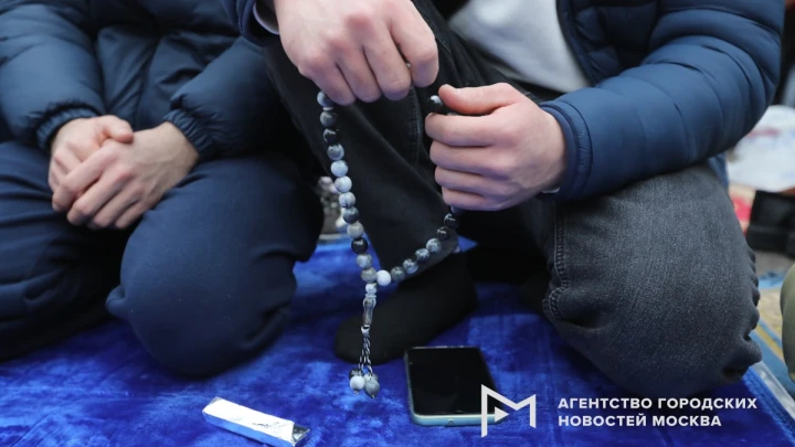 «Вам нас не остановить»: мигранты из Средней Азии заистерили после депортации узбека за намаз
