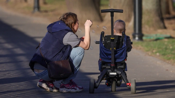 Психологи: приёмные мамы мыслят хуже родных и быстрее выгорают