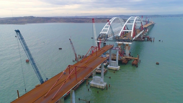 Евросоюз поет в унисон с США: Санкции против Крымского моста не помешают дальнейшему строительству