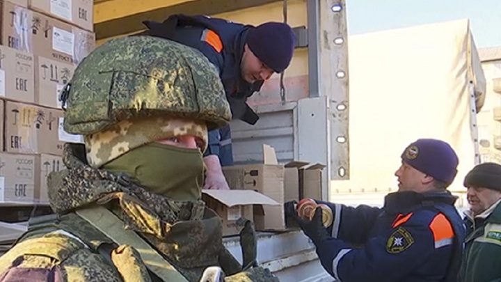 Российская армия доставила гумпомощь в Токмак