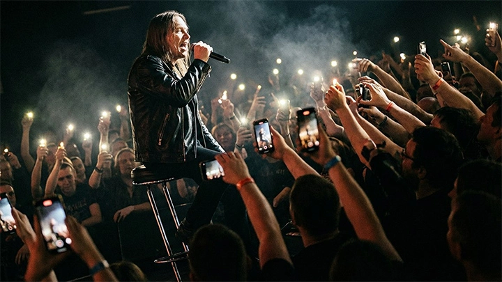 Кипелов провёл концерт в Белгороде под атакой ВСУ. И продолжил петь, когда погас свет. А тусовка отжигает в Куршевеле