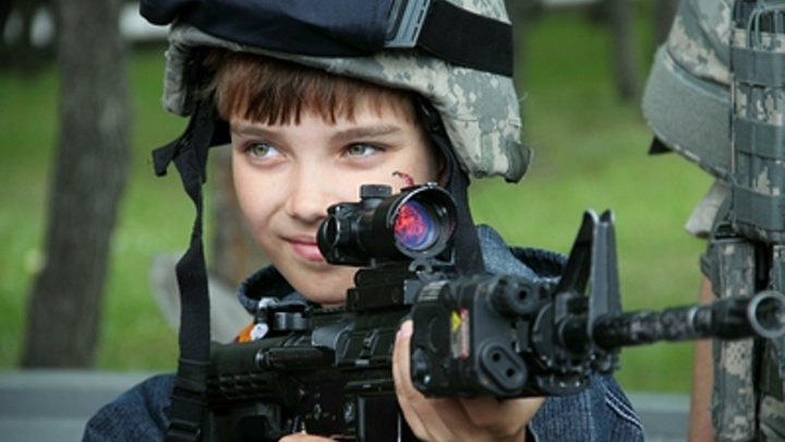 ВСУ проморгали боевой гранатомёт в руках ребёнка: взрыв на выставке в Чернигове попал на видео