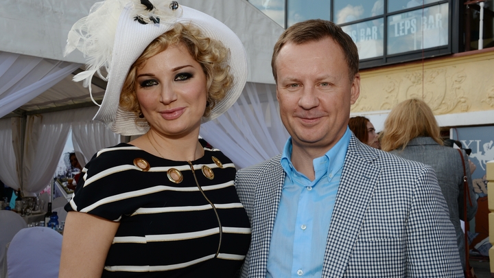 Вот бы Максаковой паспорт пополам разорвали...