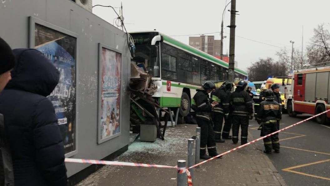 Подрезал или нет: К видеозаписи наезда автобуса на остановку в Москве возникли вопросы Подрезал или нет: К видеозаписи наезда автобуса на остановку в Москве возникли вопросы