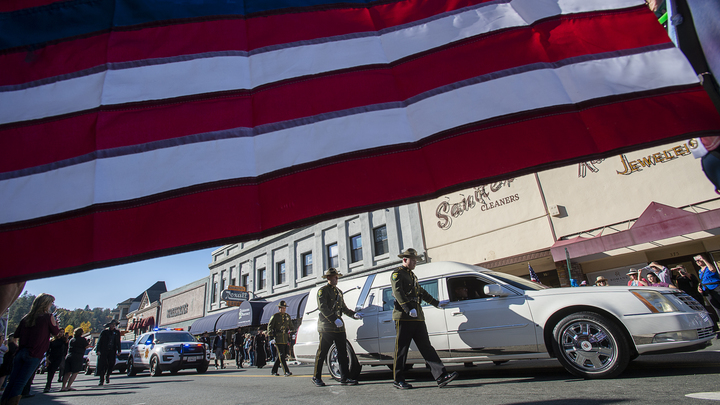 Ребёнок был напуган и плакал. Полицейский связал руки и забрал в участок первоклашку