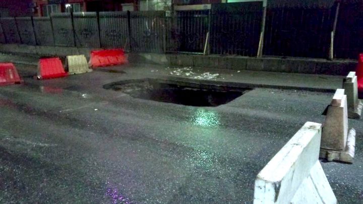 Из-за огромной дыры в асфальте в Челябинске перекрыли улицу