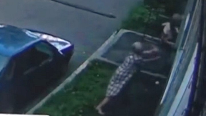 Поймала на руки: появилось видео спасения падающего из окна ребенка