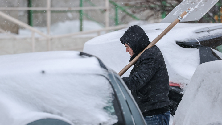 Автоэксперт призвал убрать снег с крыши машины: На это есть три причины