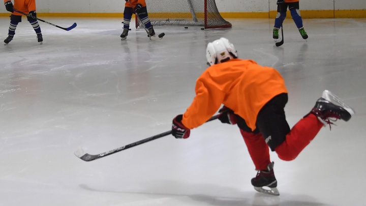 Губы посинели, только потом повезли в реанимацию: Мама умершего хоккеиста рассказала о странностях