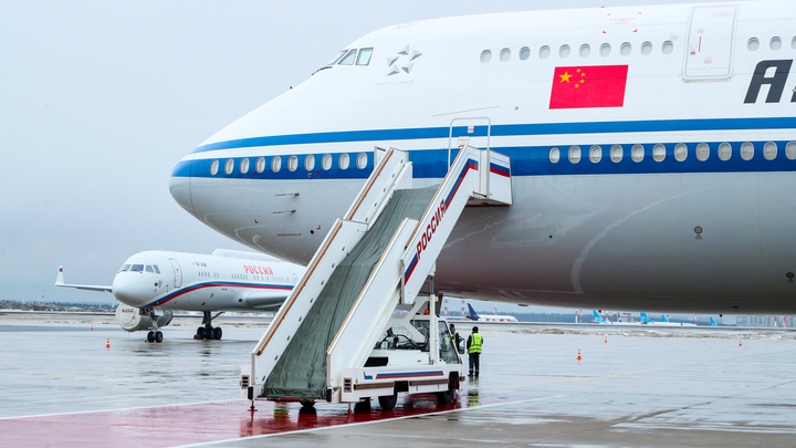 «112»: самолёт с пассажирами застрял в сугробе в аэропорту Внуково