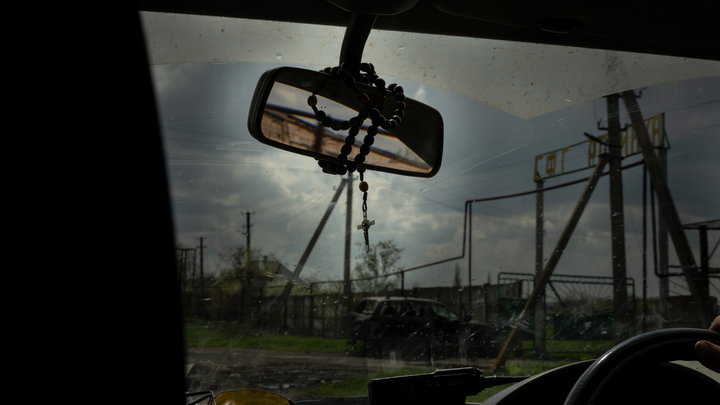 Женщина из Бахмута раскрыла правду о жизни при ВСУ: Проверяли всё время