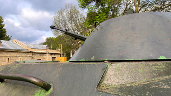 Русские танкисты на трофейном Т-64БВ громят позиции ВСУ под Авдеевкой