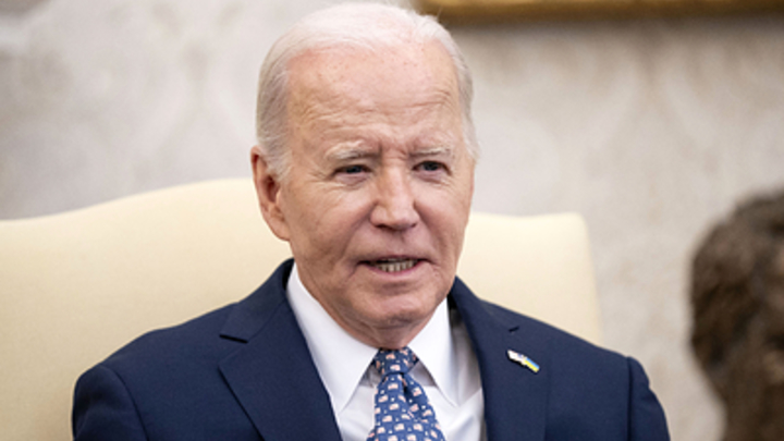 Такер Карлсон о Байдене: Дряхлый старик не может управлять США