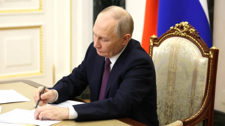 Владимир Путин подписал защищающий граждан от финансовых мошенников закон