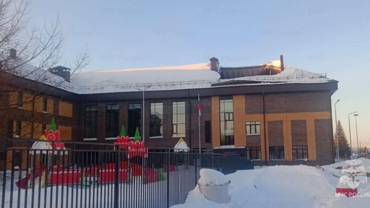 Обрушение крыши в новой школе под Новосибирском: объект сдали на два года позже