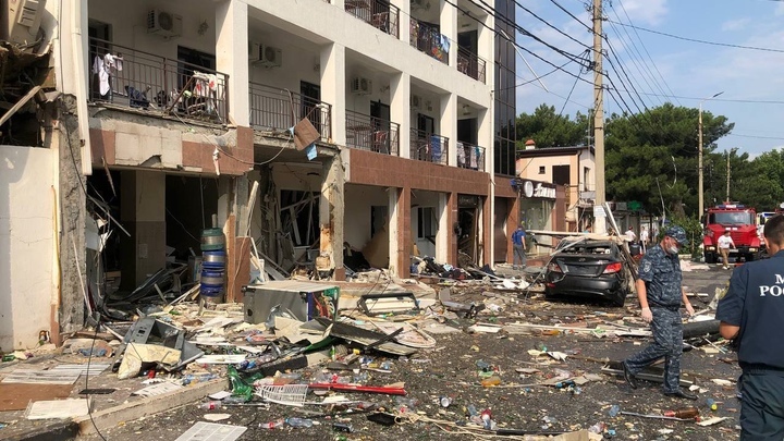 Выпивка лилась рекой: На руинах отеля в Геленджике нашли склад с алкоголем