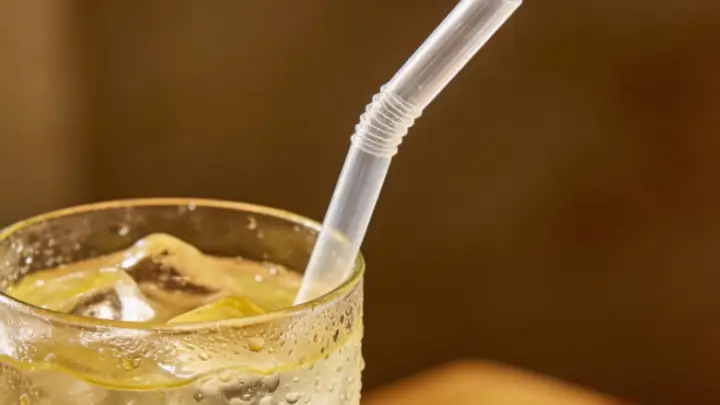 В Сингапуре французскому студенту грозит тюрьма за облизывание соломинки