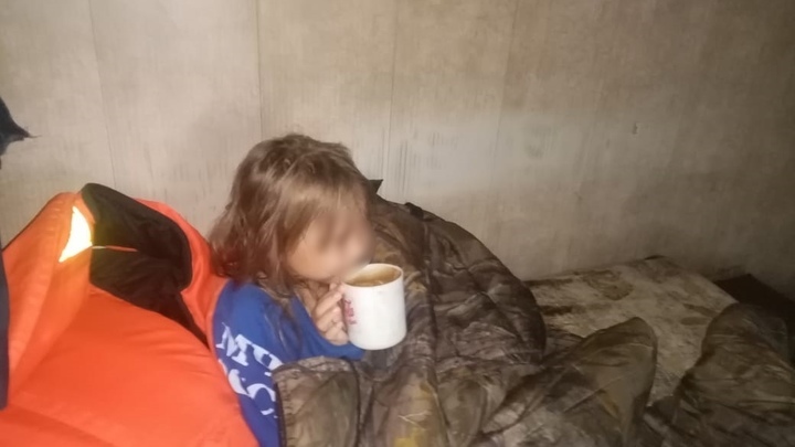 Следователи выяснят, как 5-летняя девочка оказалась одна посреди озера Кенон в Чите