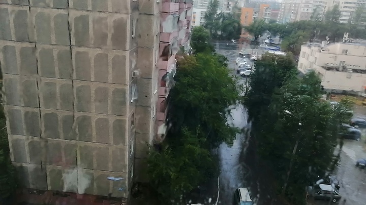 На Кубани ураганный ветер снес крышу с двухэтажного дома