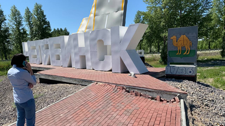 Видно, куда приехал: в Челябинске после ремонта стелы подрядчик оставил мусор и кучу щебня