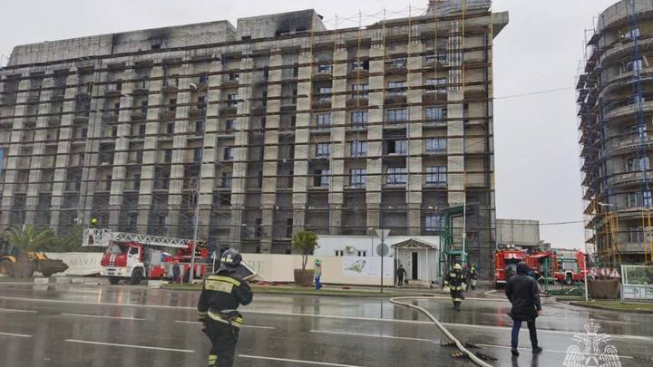 Крупный пожар потушили в Сочи на Олимпийском проспекте