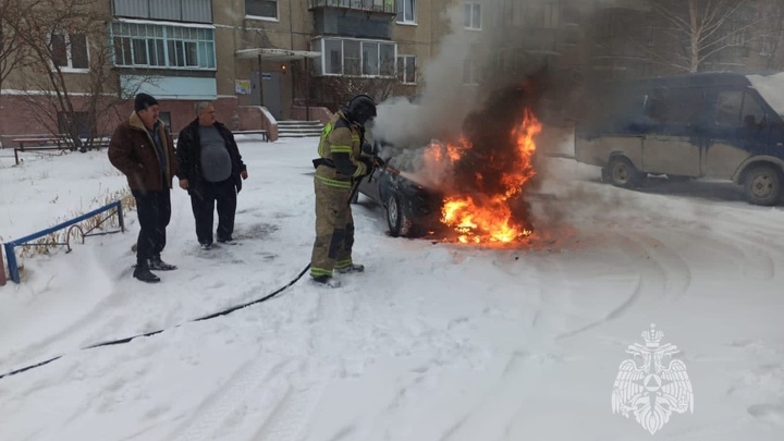 В Челябинске 11 человек тушили горящий автомобиль