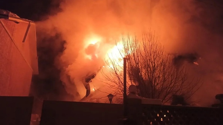 В Магнитогорске огонь от пожара в гараже перекинулся на частный дом