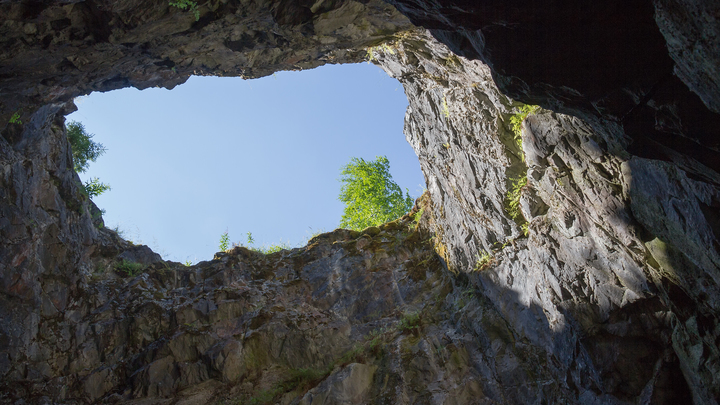 В Абхазии из глубокой пещеры достали тело погибшего год назад туриста
