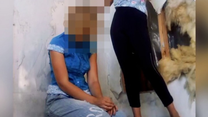 Чё ты ноешь?: школьница записала издевательства над девушкой-инвалидом на камеру телефона