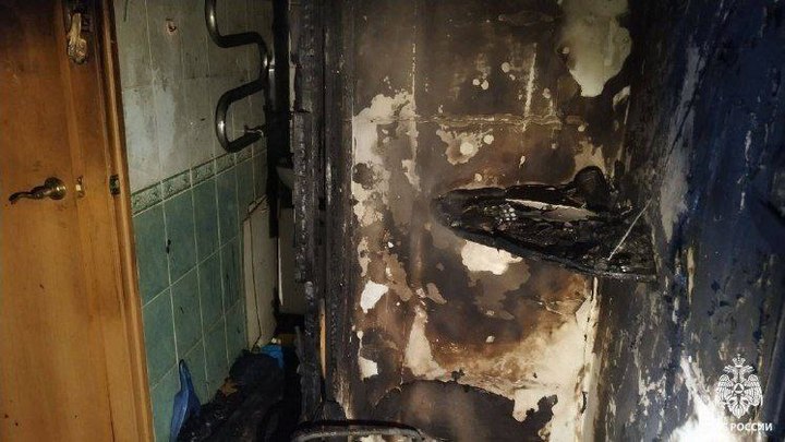В Уфе пожарные эвакуировали из полыхающего дома 16 человек