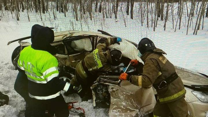 В Новосибирской области двух пострадавших в ДТП заблокировало в искорёженном автомобиле