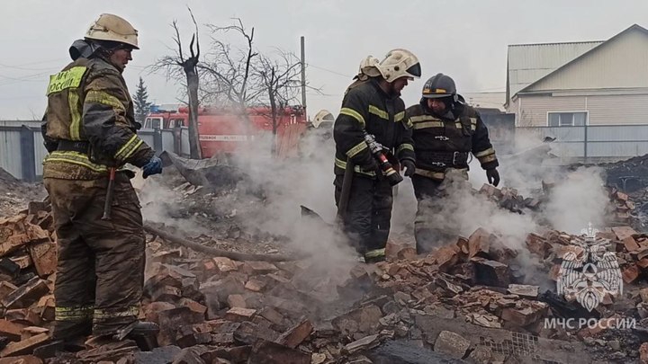 Опубликовали видео с крупным пожаром в жилых домах в Борзе Забайкальского края