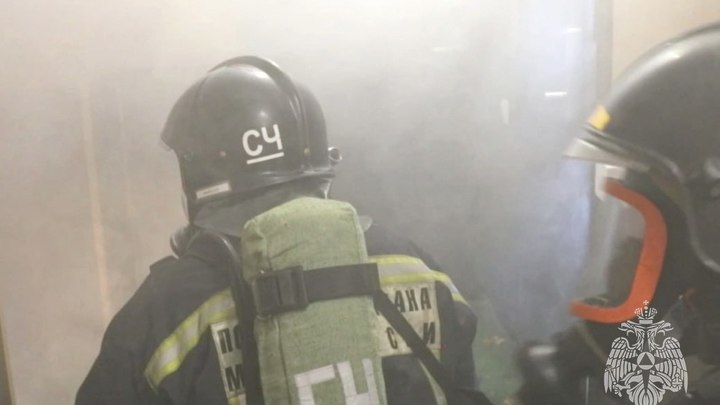 В Чите огнеборцы вытащили из задымленного дома пенсионерку и ребенка