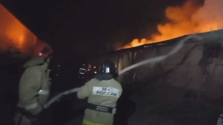 Ангар в Ейском районе тушили в течение полутора суток