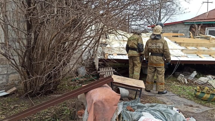 В Барнауле женщину убило сорванным ураганом куском крыши