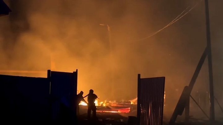 В Улан-Удэ началась эвакуация жителей из-за страшного пожара