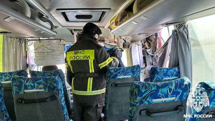 Сотрудники МЧС вытащили людей из автобуса после ДТП возле Кемерова