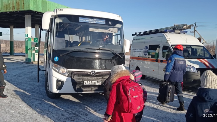 В Кузбассе 22 школьника чуть не замëрзли в сломавшемся в дороге автобусе