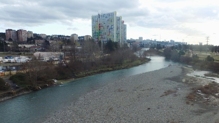 В Сочи упавшего в ледяную реку мужчину унесло течением